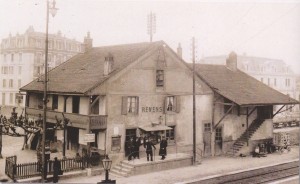 La station de Renens (ferme agricole achetée en 1888) avec le personnel d'exploitation sur le perron.  (Source J.-C. Marendaz)