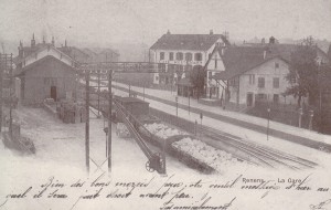 Station de chemin de fer de Renens de 1855 à 1908 et le quai de chargement avec la passerelle et la cabane en bois où l'on pouvait déposer le courrier. (Source J.-C. Marendaz)