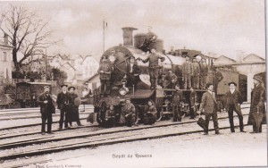 Locomotive à vapeur C 4/5 numéro 2400 devant le dépôt, vers 1910. (Source J.-C. Marendaz)